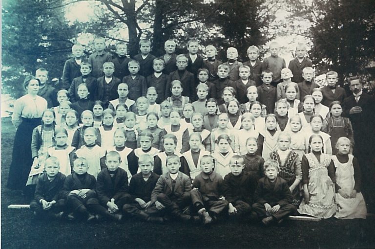 Harjun koulun oppilaat syksyllä 1913, opettajina Laura Kannel o.s. Hillberg ja Yrjö Kannel