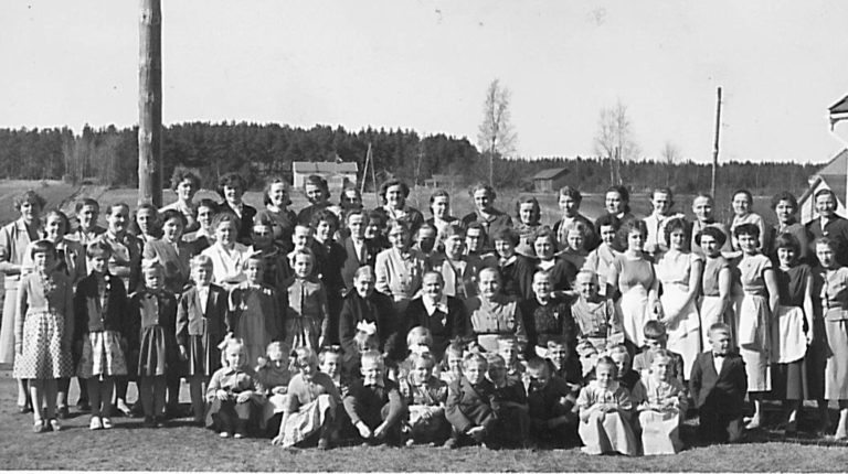 Irjanteen alakoulun pihalla äitienpäiväjuhlan osallistujia 1950-luvulla