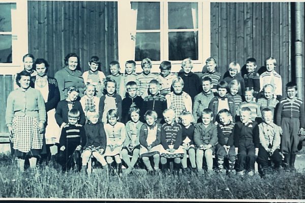 Irjanteen alakoulun oppilaat 1956. Kuvassa myös vasemmalla siivooja Sylvi Suominen, opettaja Taina Vartiainen, keittolan hoitaja Kyllikki Tähtivuori ja terveydenhoitaja Annikki Hiljanen
