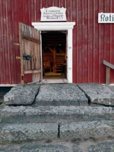 Kotiseutumuseoon johtavat todella vanhat kiviportaat