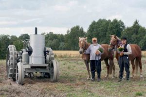 Avance-traktorin kanssa poseeraavat Pentti Sarja ja Jari Kupiainen  2013 (T.P)