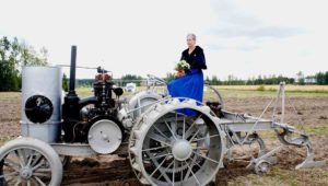 Avance-traktori ja vastavalittu Kartanon rouva Anne Poukka 2013 (Matti Heine)