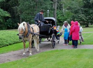 Vaunuseuran Markku Saari ajelutti myös yleisöä kartanon puutarhassa 2018