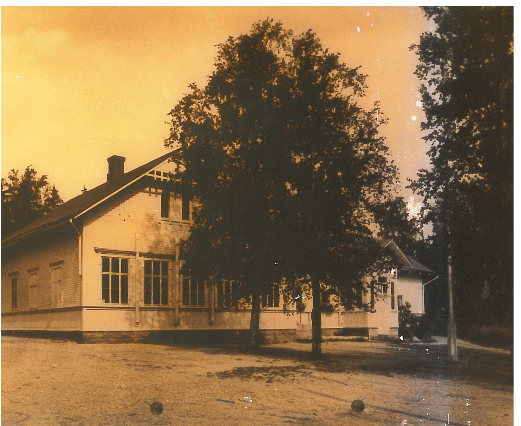 Harjun koulu valmistui Mullilaan 1895 patruuna Björkenheimin lahjoittamalle tontille.