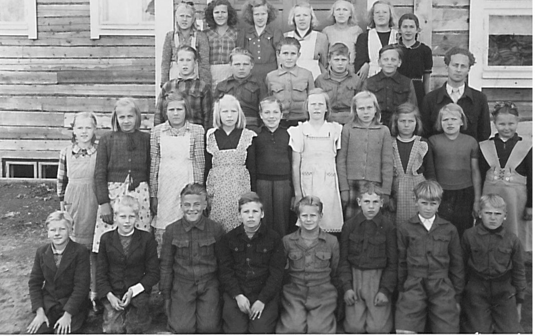 Huhdan koulun IV-VII luokkien oppilaat 1950. Opettaja Niilo Juusela