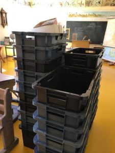 Paljon laatikoita tarvittiin pienempien esineiden siirtämiseen