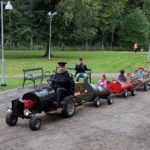 Hymy-juna ajelutti lapsia kartanon puutarhassa, kuljettajana Saku Salomaa (LF)